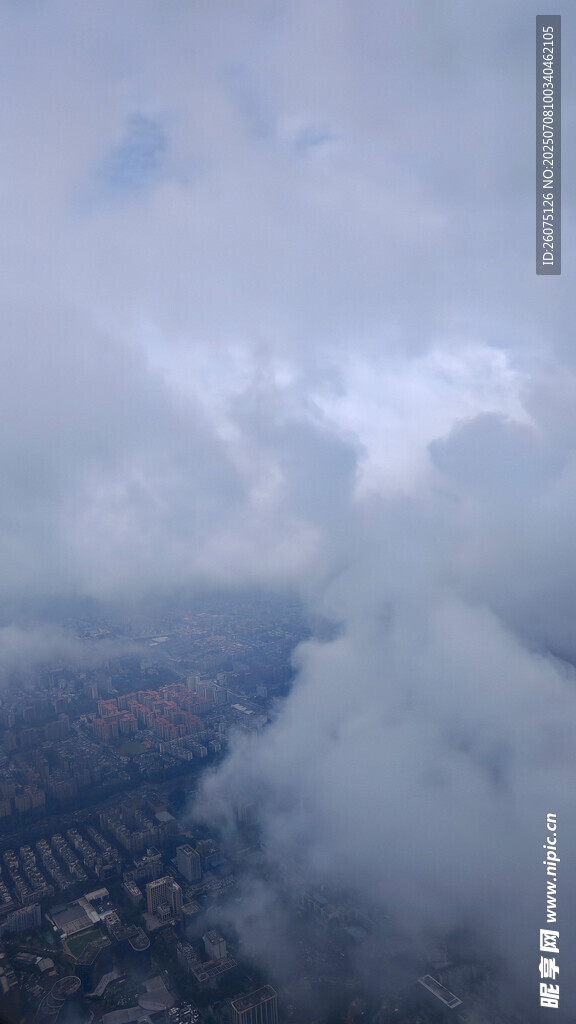 高空俯瞰城市与云海景观