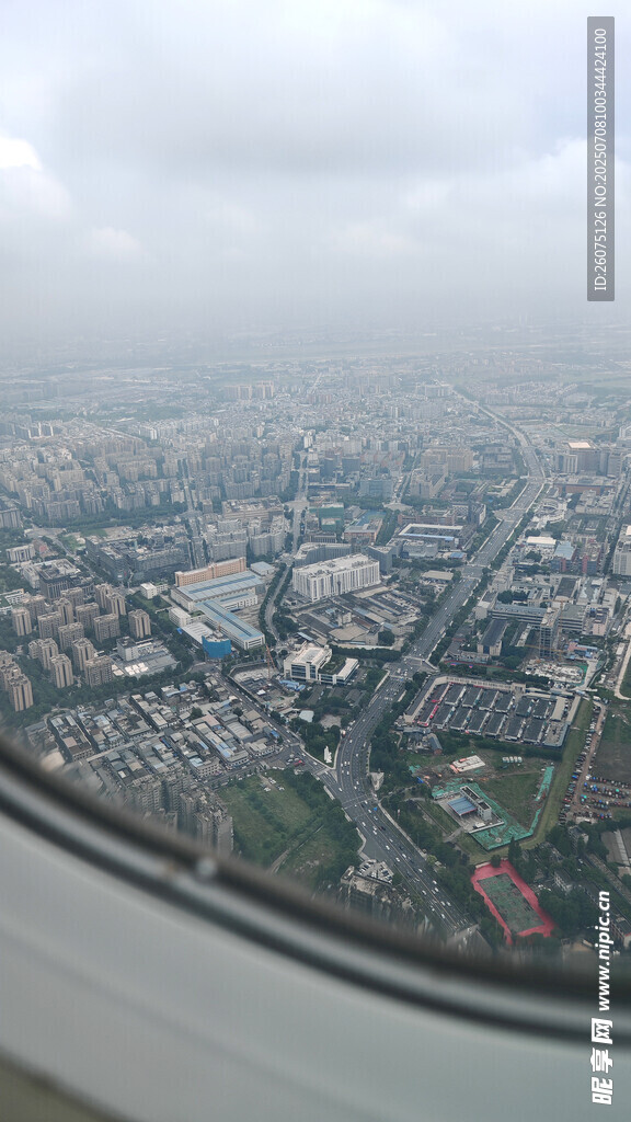 高空俯瞰城市与公路景观 