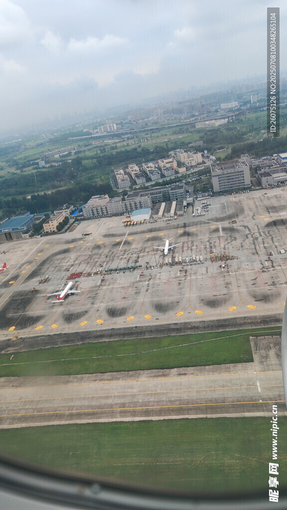 俯瞰城市空旷停机坪