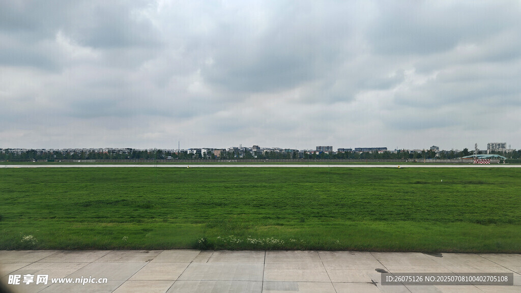 广阔机场草坪与阴沉天空景象