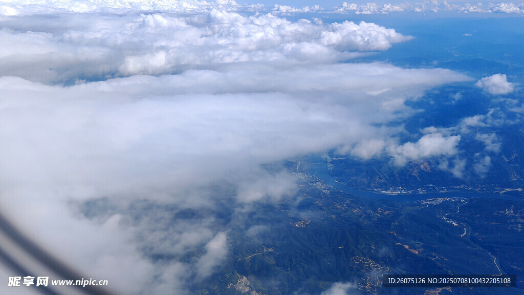 高空俯瞰云海与大地