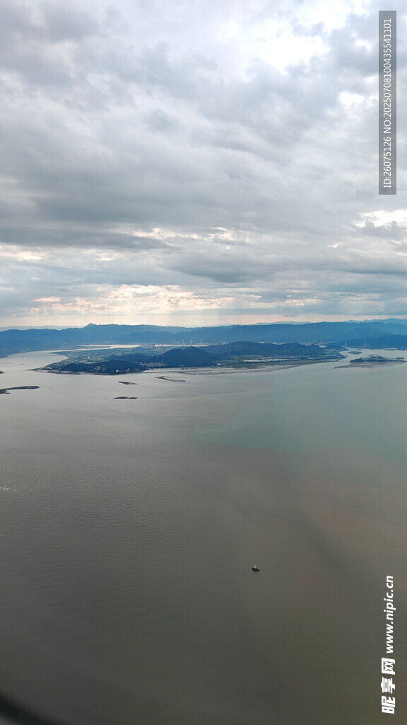 高空俯瞰广阔水域景观