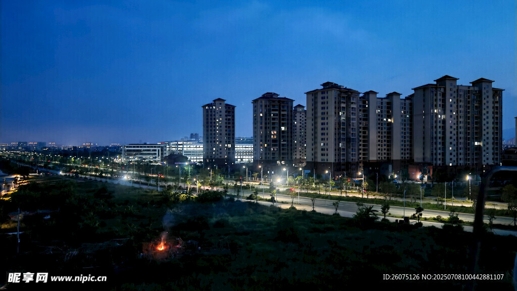 夜幕下的城市高楼景观
