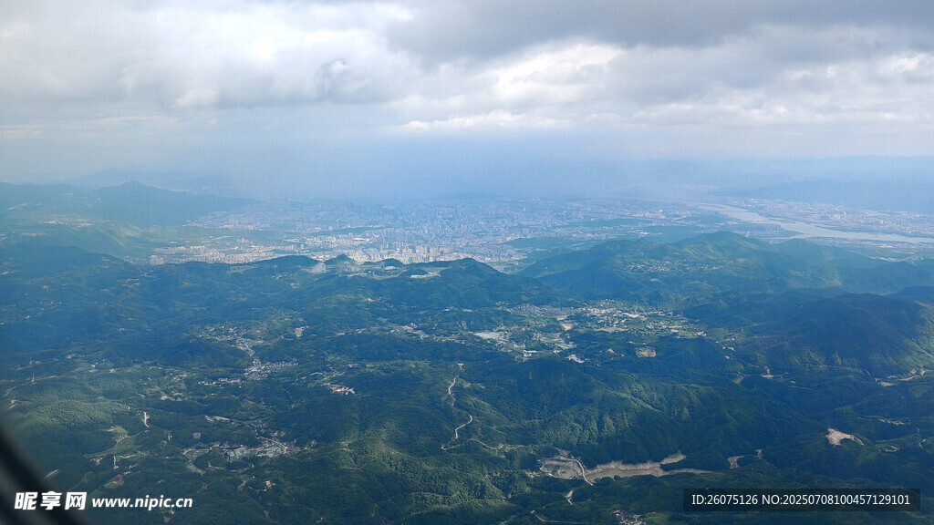 高空俯瞰葱郁山林景观
