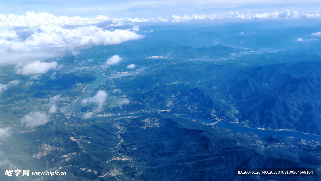 高空俯瞰大地壮丽景观