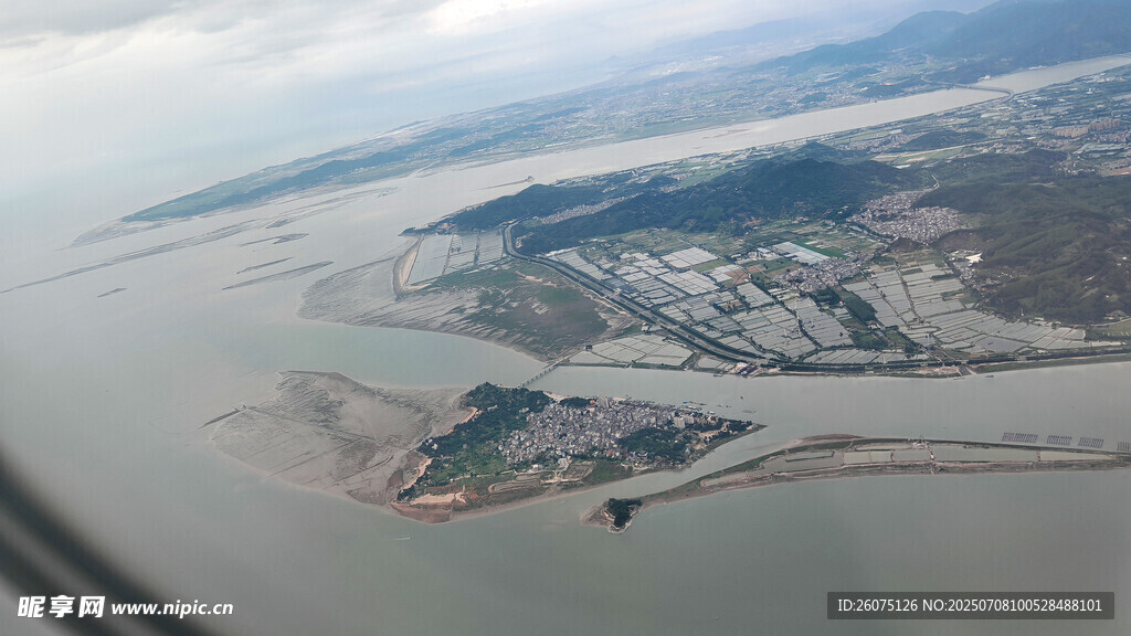 高空俯瞰城市与水域景观