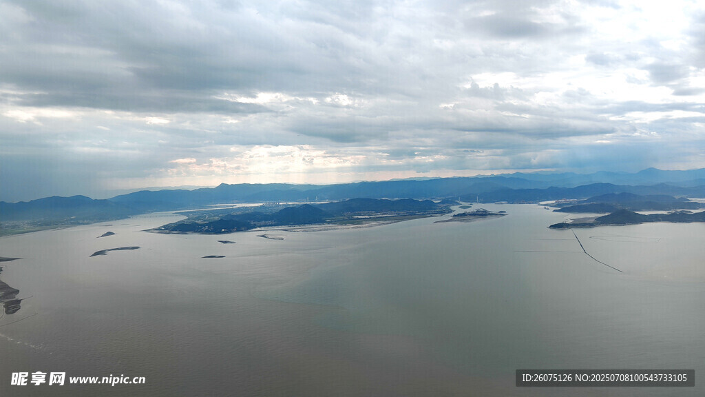 俯瞰壮阔水域与岛屿景观
