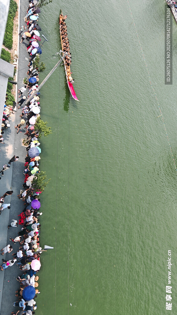 河岸龙舟竞渡热闹场景