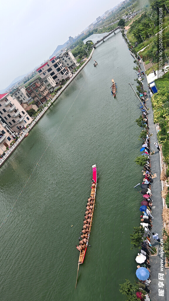 河上龙舟竞渡热闹场景