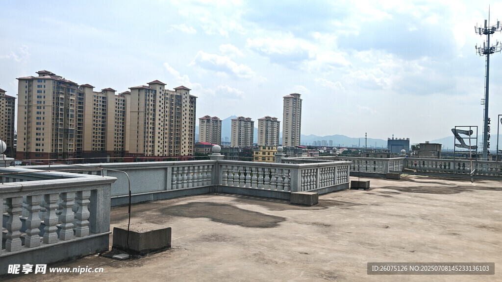 城市天台远眺高楼景观