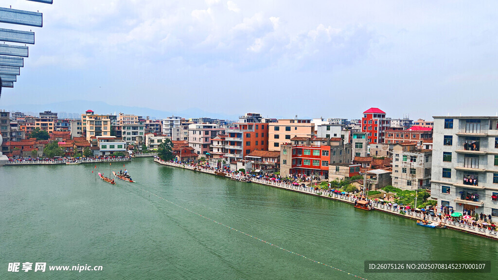 河畔多彩建筑景观