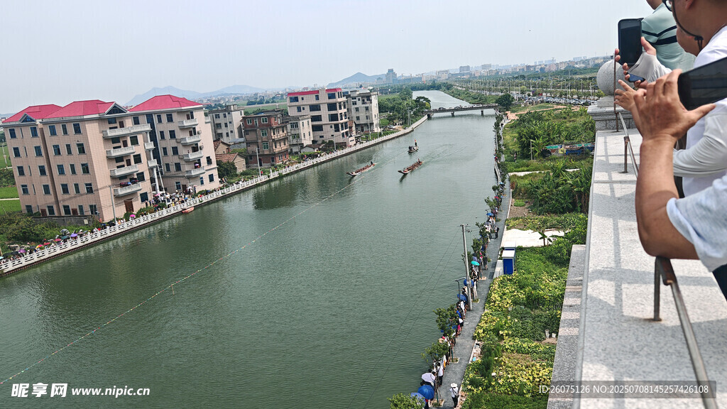 男子高处拍摄河畔建筑群