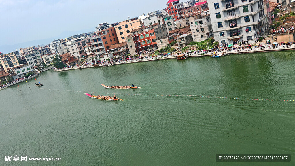 河畔多彩建筑与水上小船