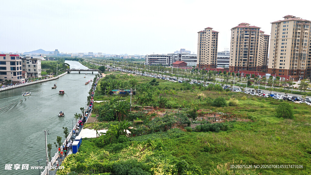 河畔城市景观