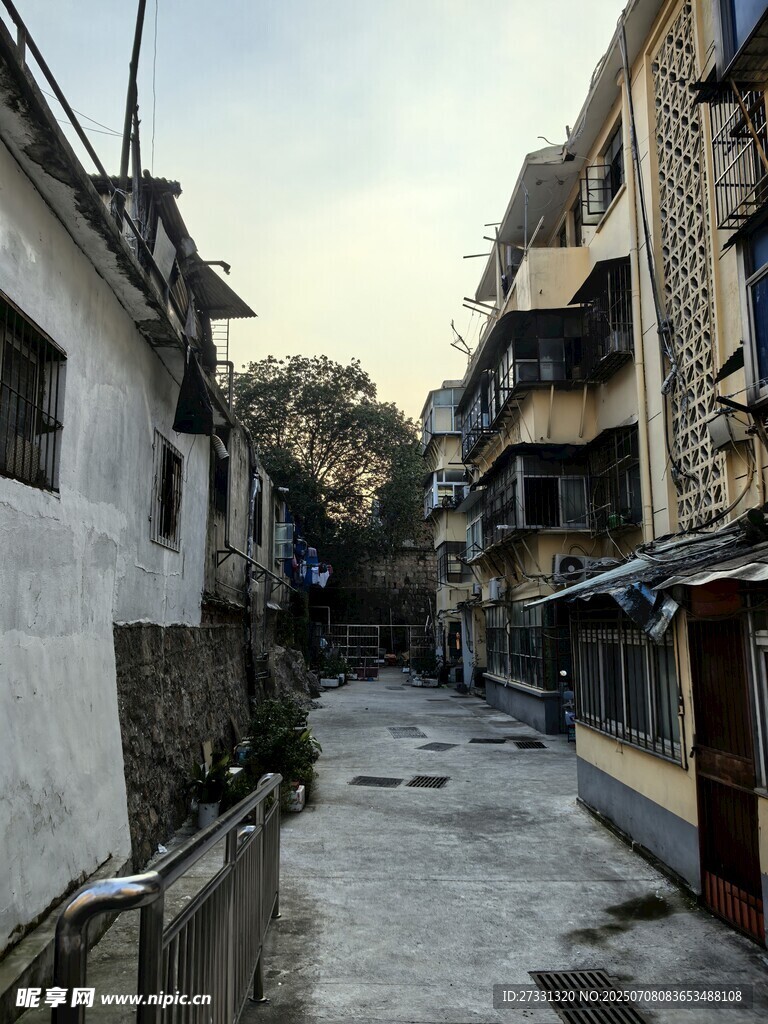 狭窄小巷中的老旧居民楼