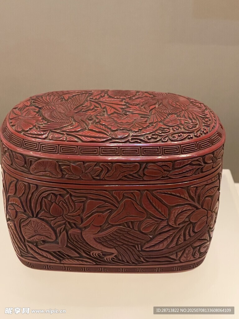 雕花纹红木盒