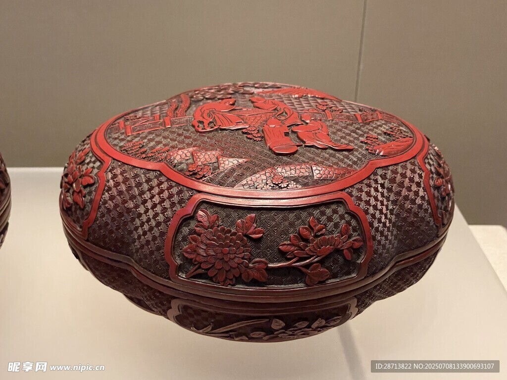 雕漆龙纹圆盒