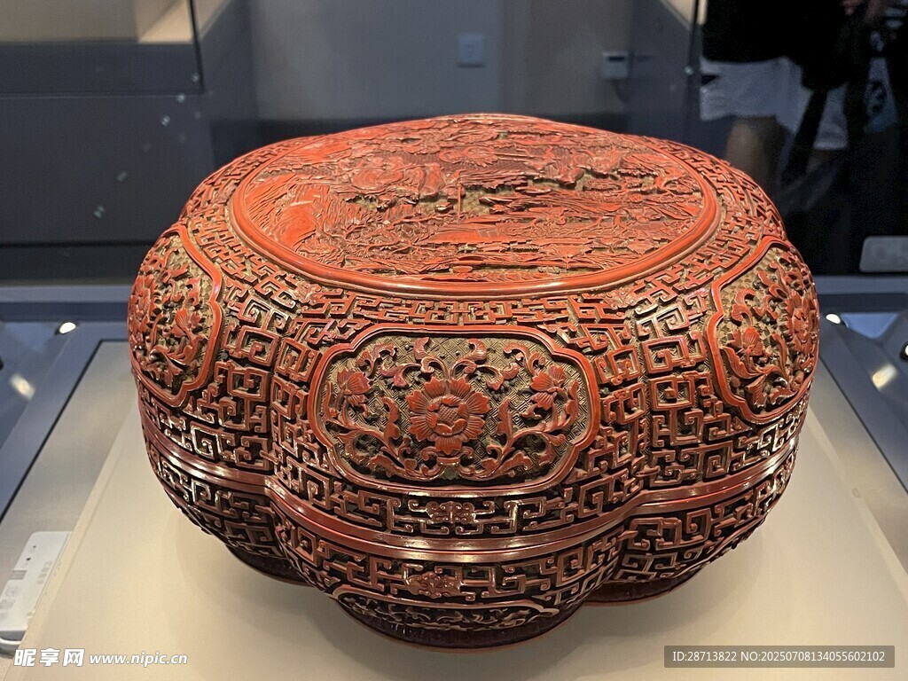 精美雕花漆盒