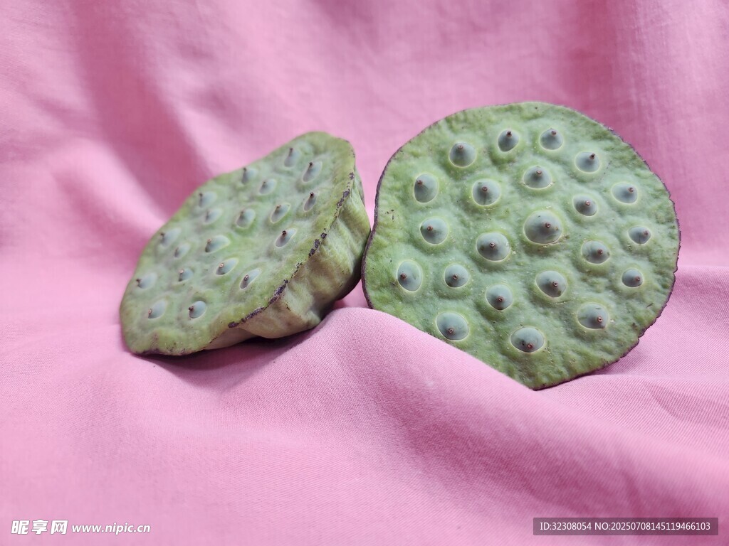 古旧莲蓬摆件