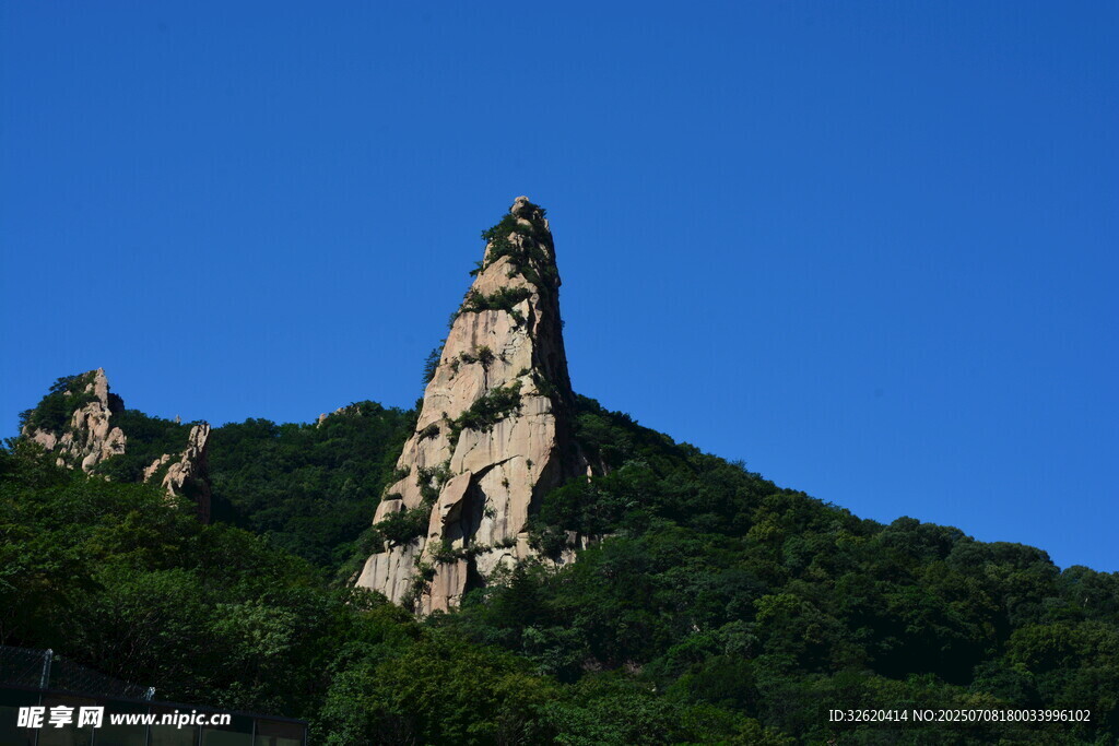 奇峰耸立青山间