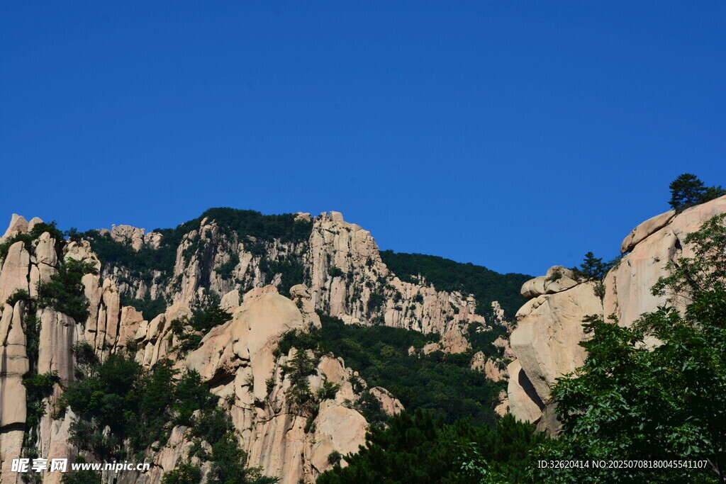 巍峨壮丽的山峰景色