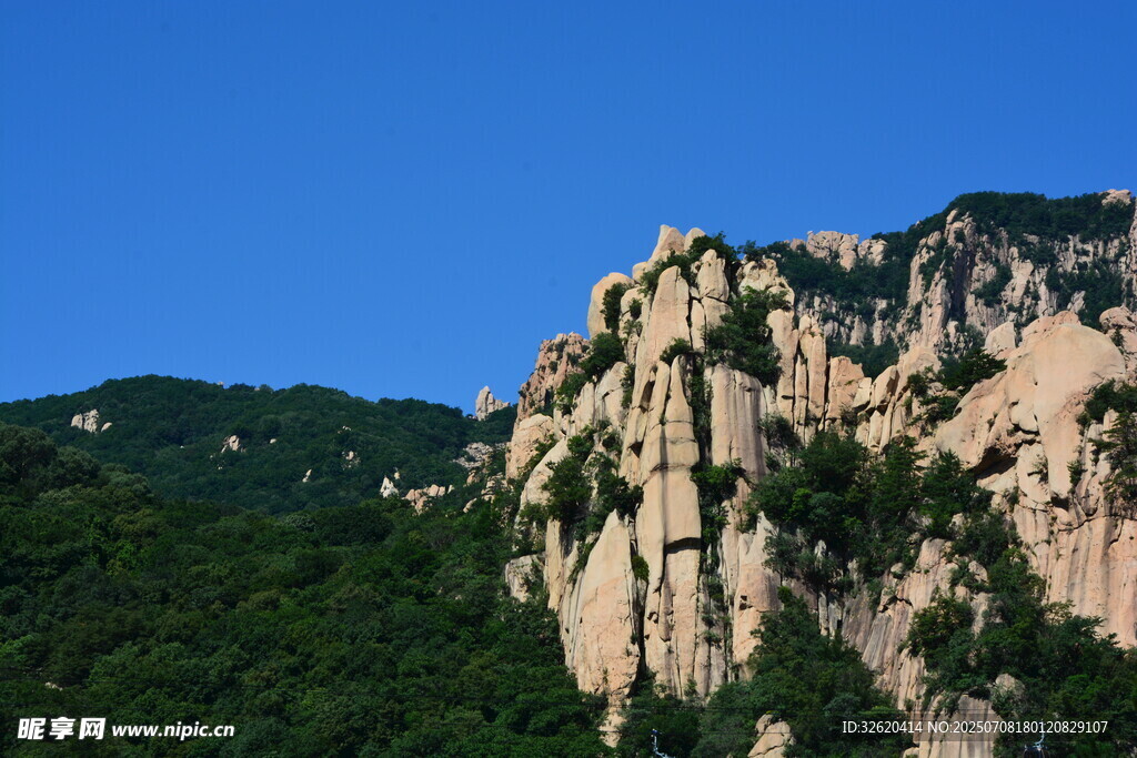 巍峨山峰 绿意相伴