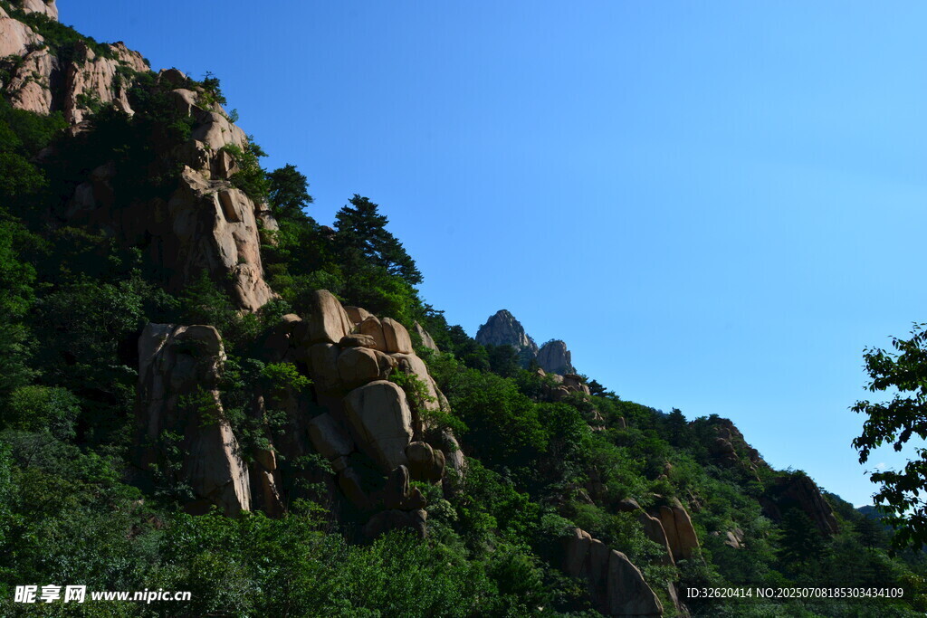 青山峻石间的自然景致