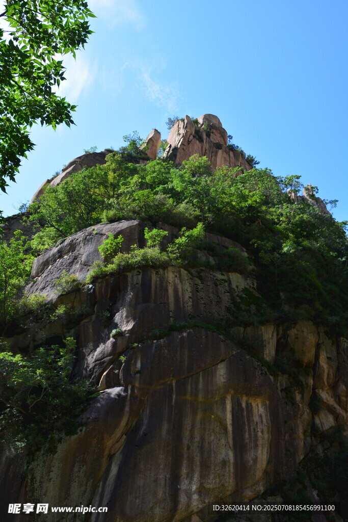 青山覆绿岩 峻岭展风光