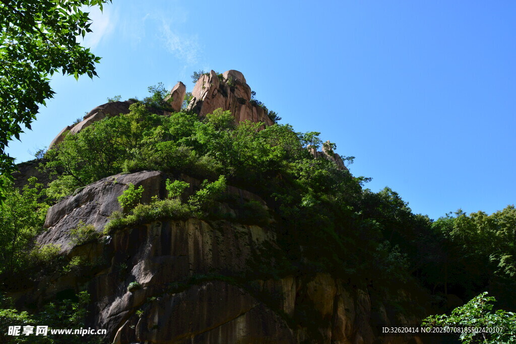 青山峻岭间的秀丽风光