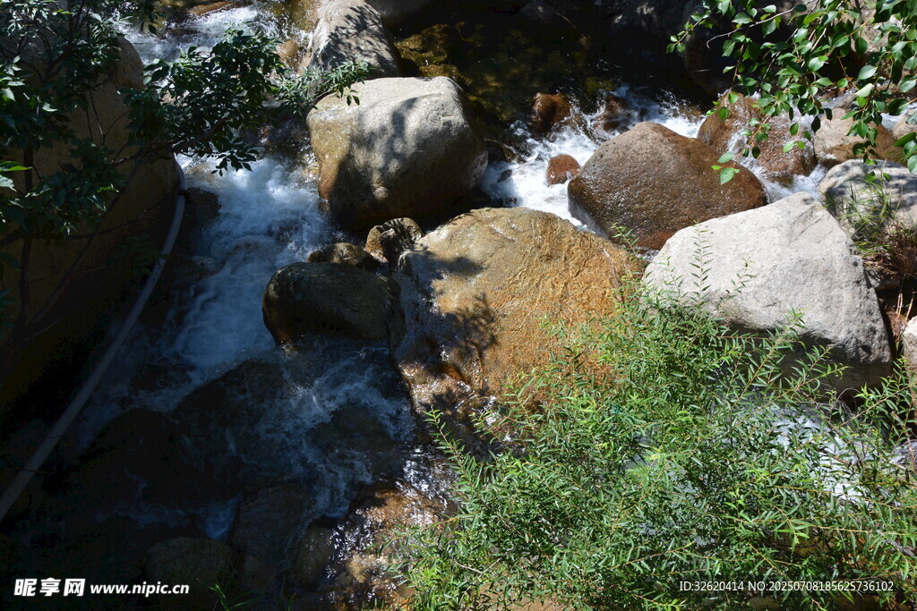 山间溪流与岩石景观