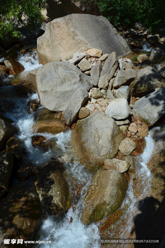 山间溪流中的嶙峋怪石
