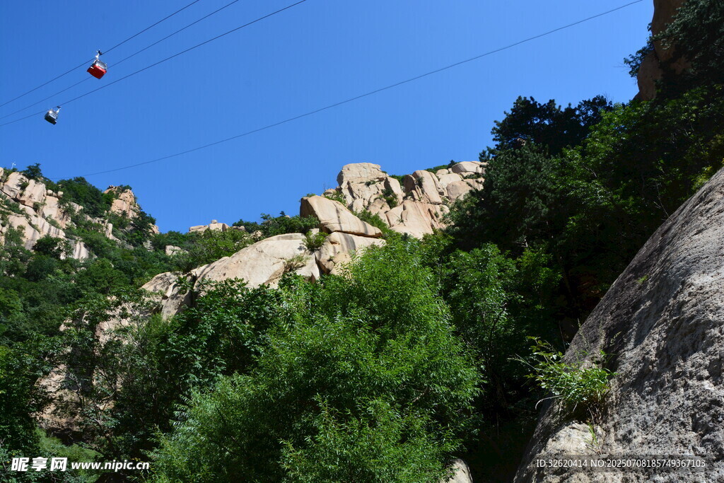 山间美景 空中滑翔赏风光