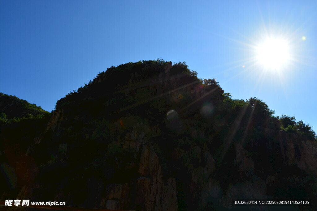 阳光下的巍峨山峰