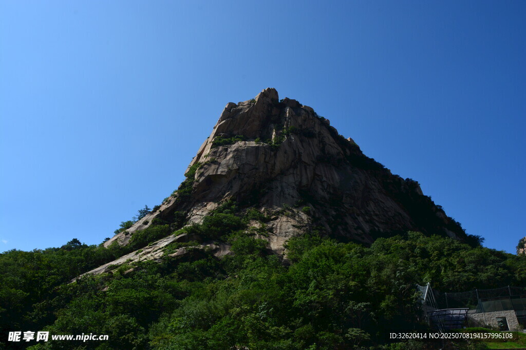 巍峨山峰绿意环绕