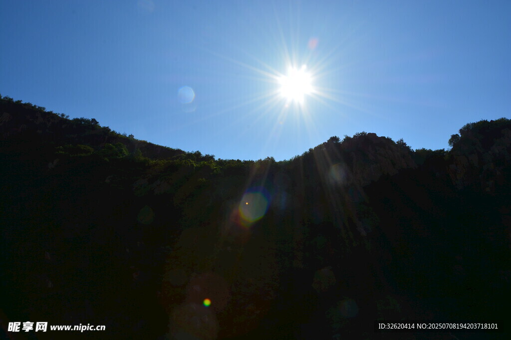 山间日出美景