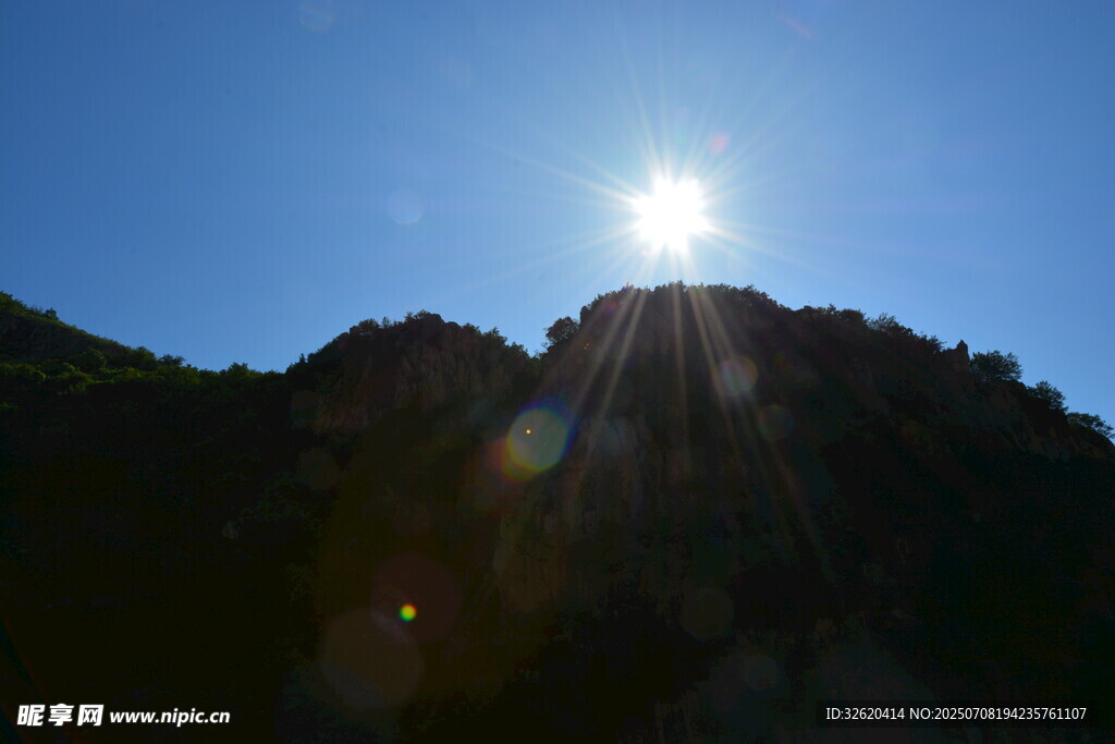 日出映山巅