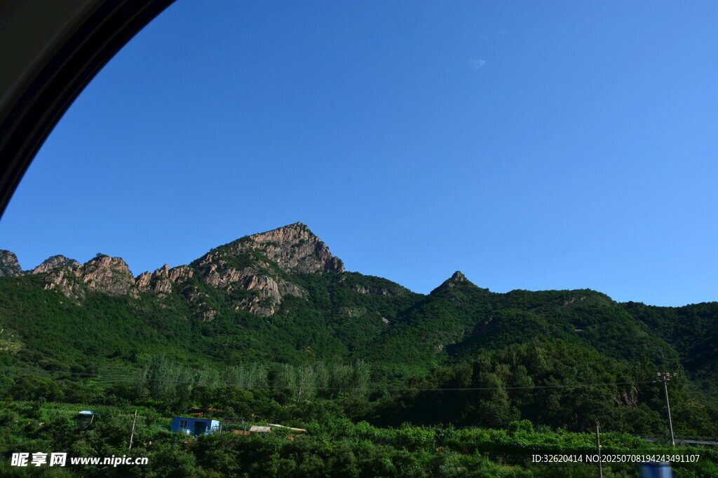 窗外青山美景