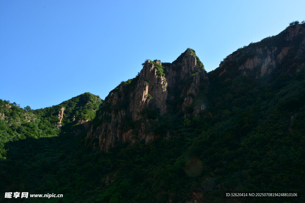 峻峭山峰映蓝天