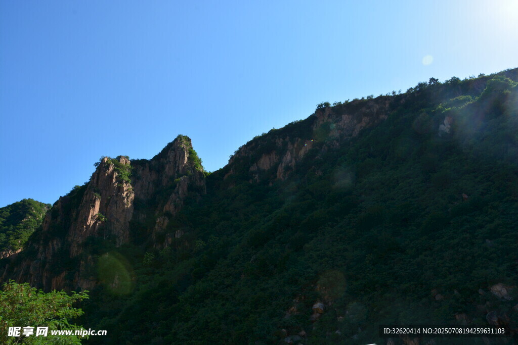 青山巍峨 蓝天映衬美景