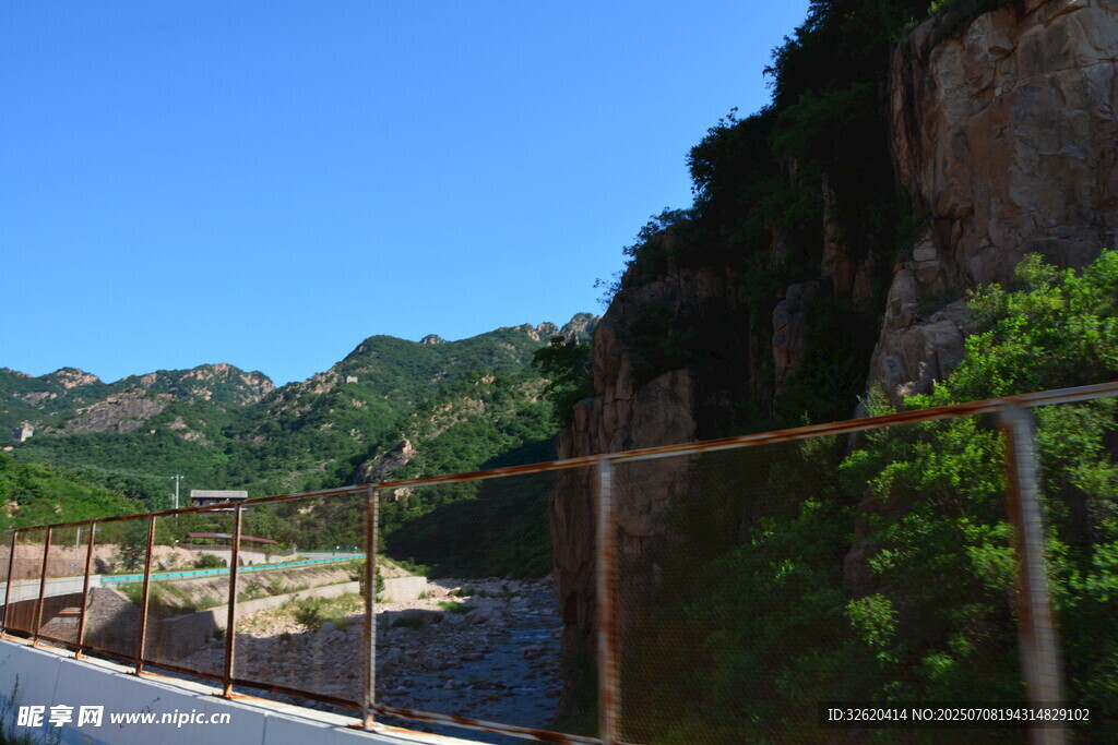 山间公路旁的护栏与青山