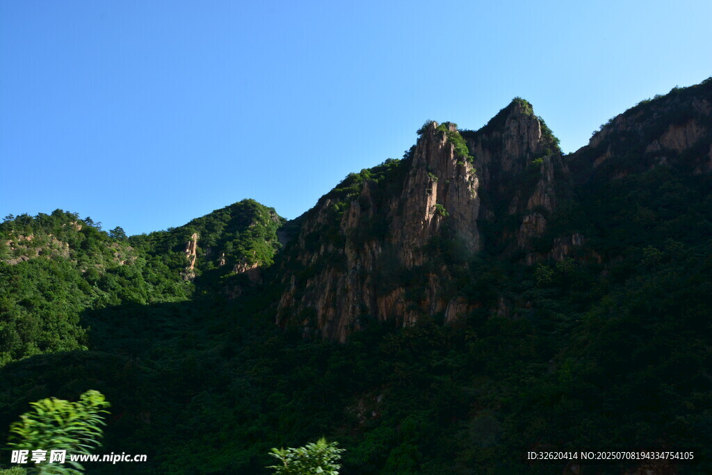 峻峭山峦绿意环绕
