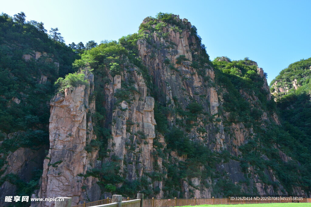 巍峨青山 峭壁绿植繁茂