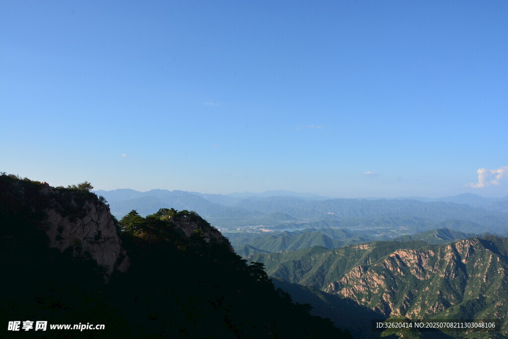 壮丽山景 蓝天映衬下的巍峨