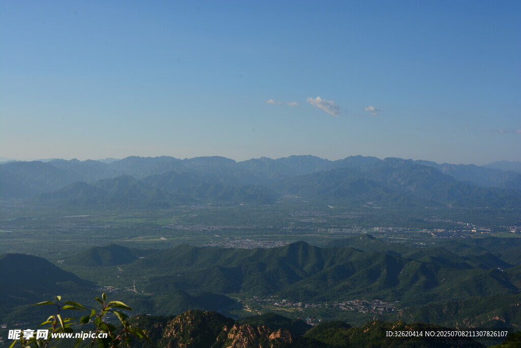 山峦叠翠的壮阔自然景观