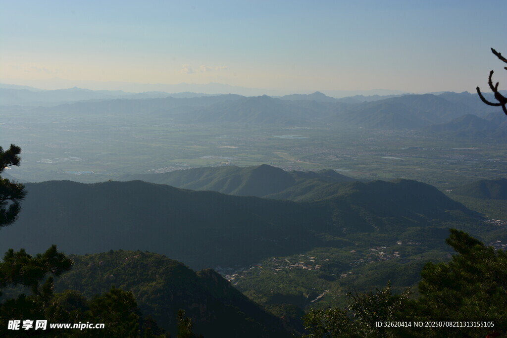 山峦叠嶂的壮阔自然景观