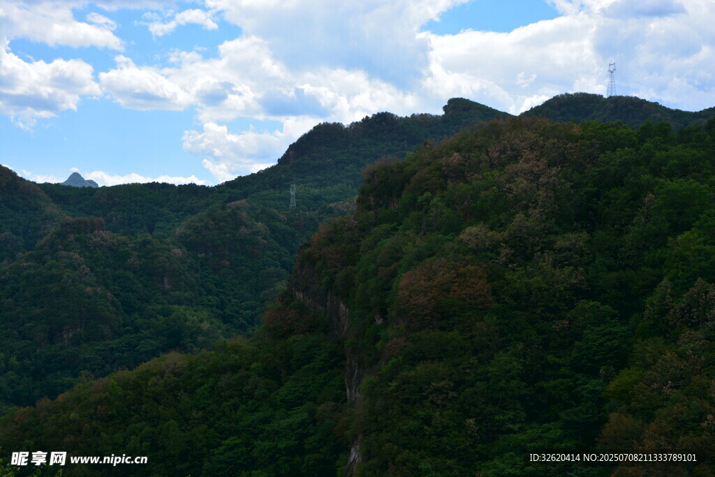青山蓝天间的秀丽山峦