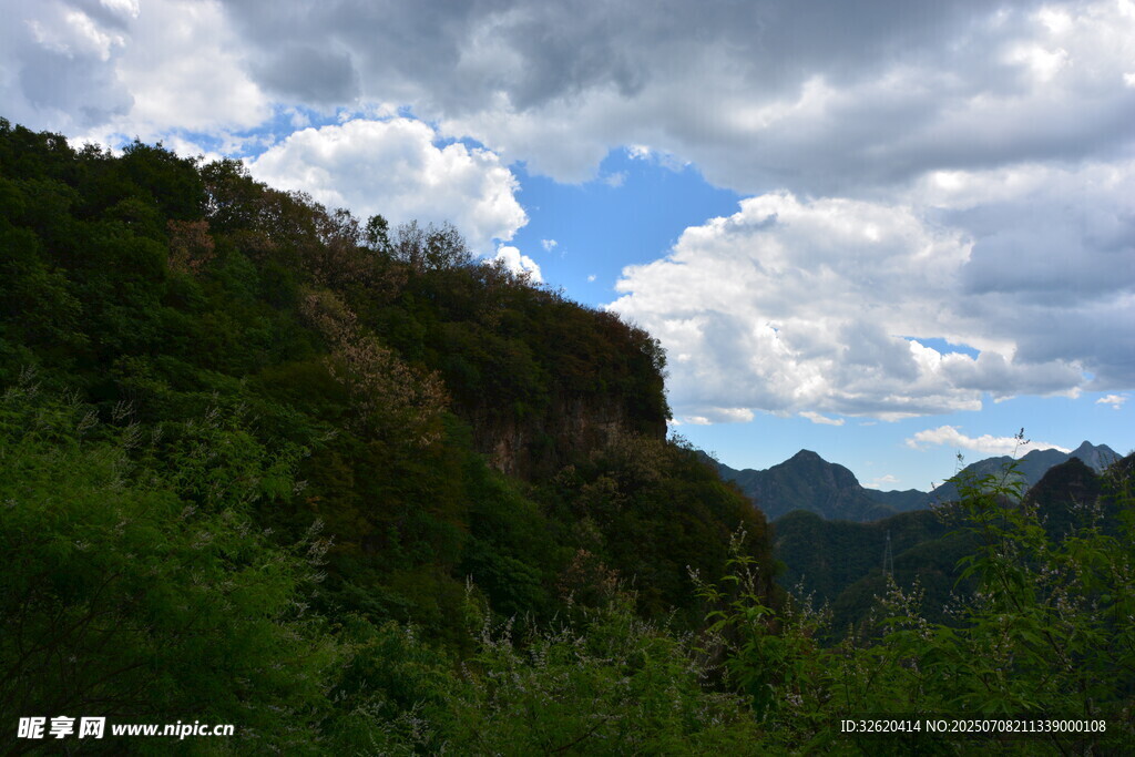青山峻岭间的蓝天白云