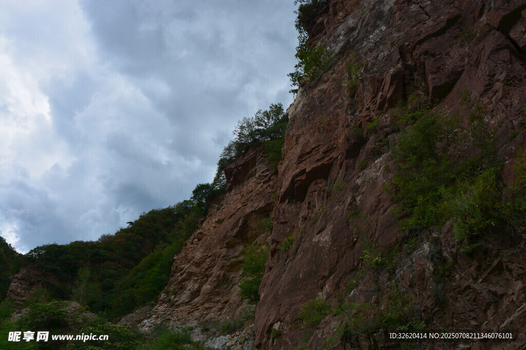 山间陡峭岩壁与绿植景观