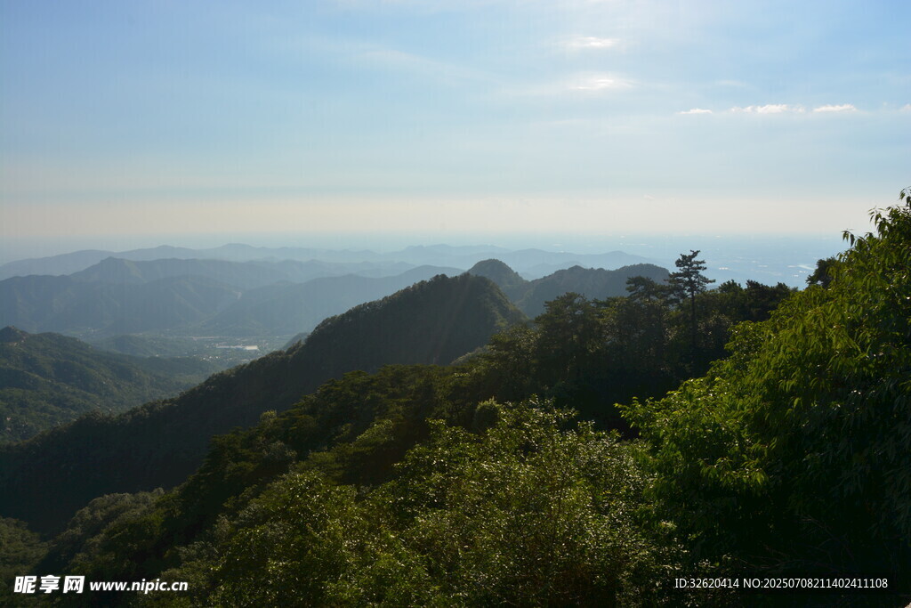 山峦绿意间的壮阔远景