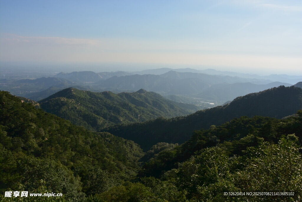 山峦叠翠的壮美自然景观